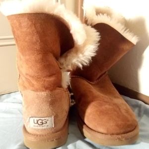 UGG Short Bailey Button Chestnut Brown